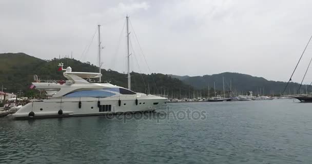 Embankment in the port of Marmaris with ships and yachts on the quay. — Stock Video