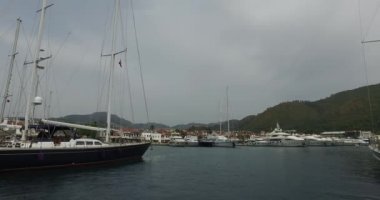 Marmaris liman gemiler ve yatlar iskelenin üzerinde dolgu. 