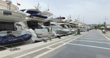 Marmaris liman gemiler ve yatlar iskelenin üzerinde dolgu. 