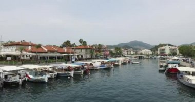 Marmaris liman gemiler ve yatlar iskelenin üzerinde dolgu. 