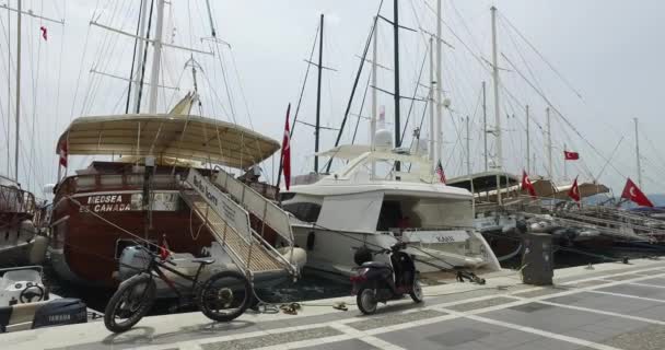 Imbarco nel porto di Marmaris con navi e yacht in banchina . — Video Stock