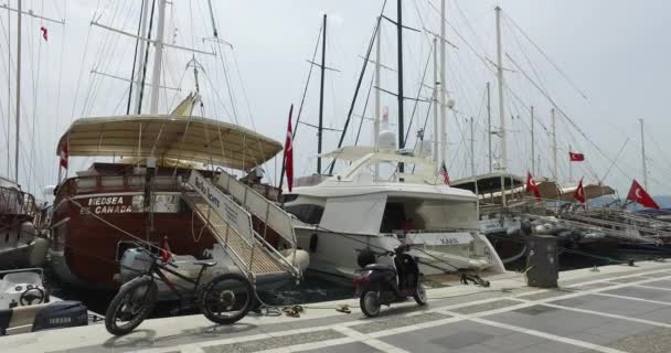 Embankment dans le port de Marmaris avec des navires et des yachts sur le quai . — Video