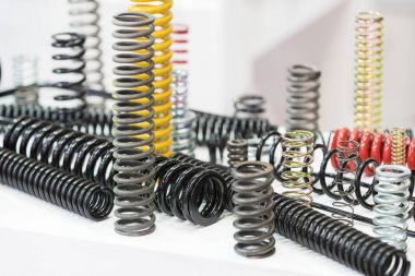 Çok renkli metal araba springs boyutlandırır 