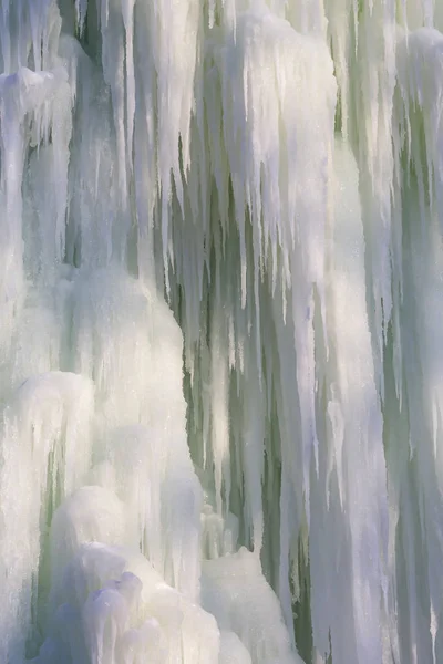 Icicles από πάγο το χειμώνα — Φωτογραφία Αρχείου