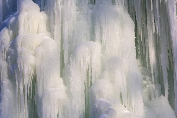Icicles από πάγο το χειμώνα — Φωτογραφία Αρχείου