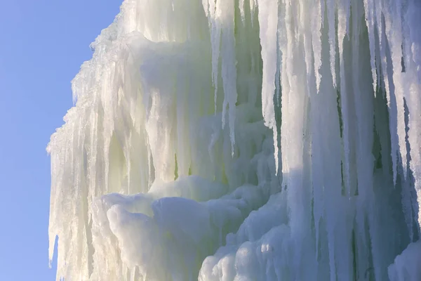 Kışın buz buz sarkıtları — Stok fotoğraf