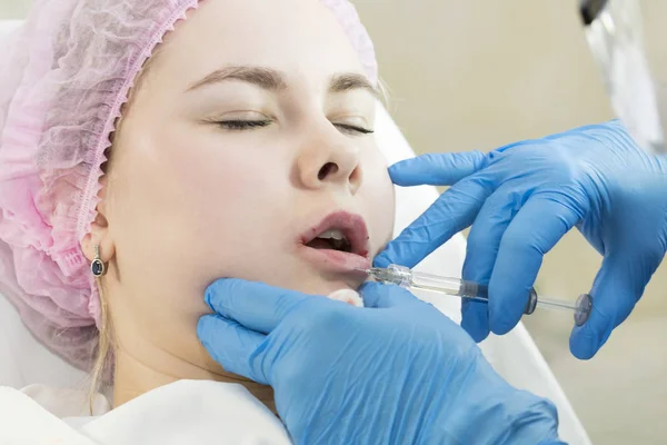 Het proces van cosmetische chirurgie voor injectie — Stockfoto