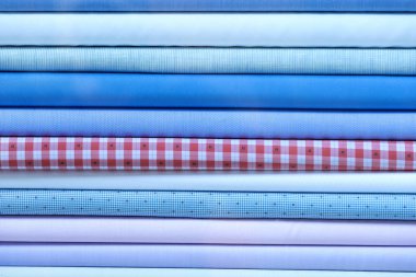 Yığın halinde renkli kumaş eşarplar