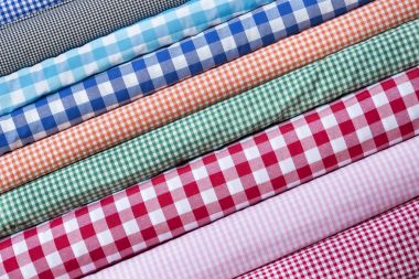 Yığın halinde renkli kumaş eşarplar