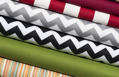 Yığın halinde renkli kumaş eşarplar