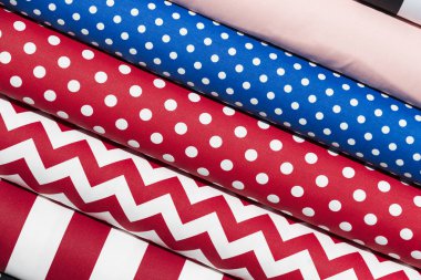 Yığın halinde renkli kumaş eşarplar