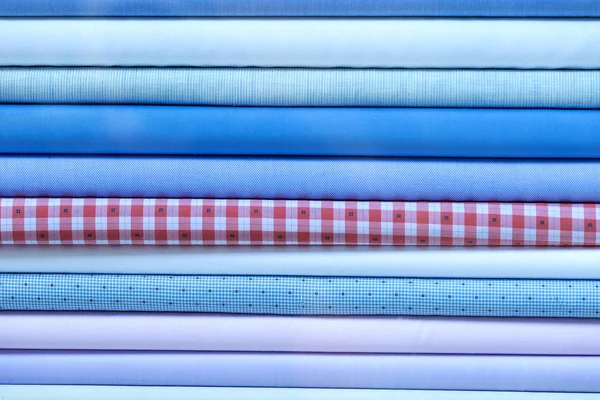 Yığın halinde renkli kumaş eşarplar