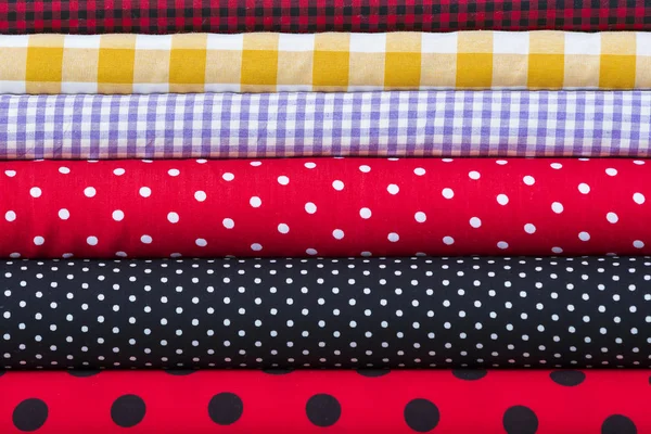 Yığın halinde renkli kumaş eşarplar