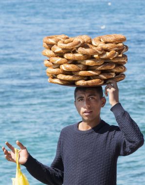 Geleneksel Türk simit Simit, sokak satış çoğu Türkiye'de Istanbul sokaklarında 