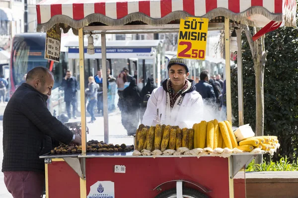 Vendedores de castañas de maíz frito en las calles de Estambul en Turquía — Foto de Stock