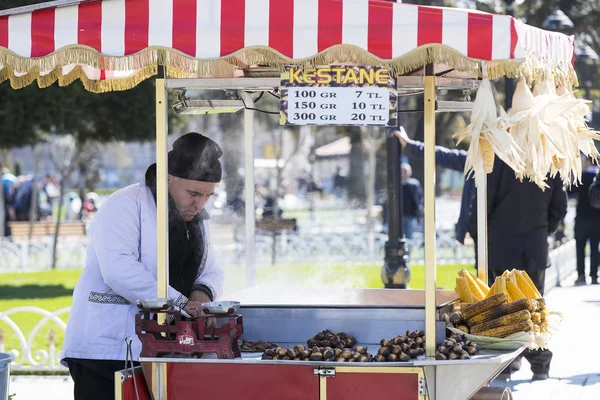 Satıcı, Türkiye'de Istanbul sokaklarında kızarmış Mısır kestane