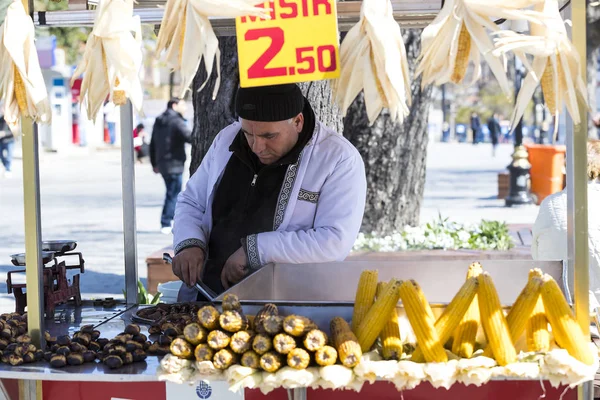 Venditori di castagne di mais fritte per le strade di Istanbul in Turchia — Foto Stock