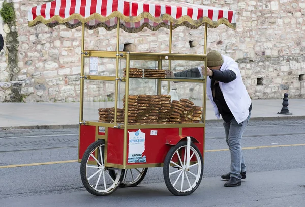 街头销售为一体的传统土耳其百吉饼 Simit，是在土耳其伊斯坦布尔的街道上 — 图库照片