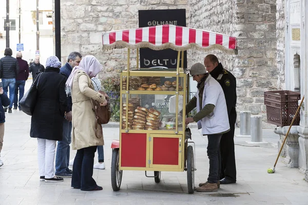 Straßenverkauf von traditionellen türkischen Bagels simit, sind auf den Straßen von Istanbul in der Türkei — Stockfoto