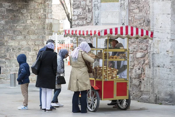 Venta ambulante de bagels tradicionales turcos Simit, están en las calles de Estambul en Turquía — Foto de Stock