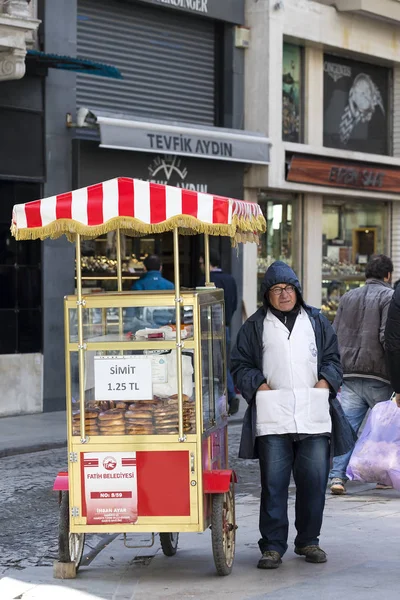 Venta ambulante de bagels tradicionales turcos Simit, están en las calles de Estambul en Turquía —  Fotos de Stock