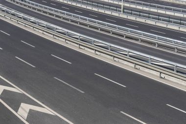 Çok bantlı asfalt parça 