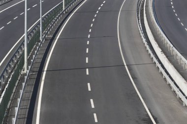 Çok bantlı asfalt parça 