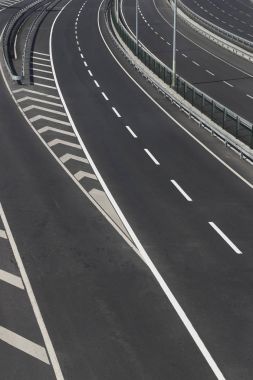 Çok bantlı asfalt parça 