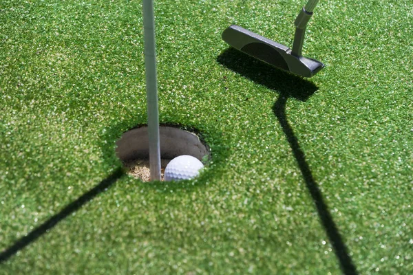 Palillo con una pelota en un golf artificial — Foto de Stock