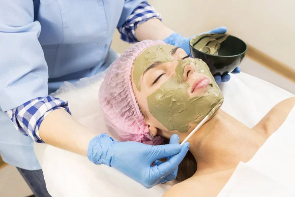 Proceso mascarilla cosmética de masajes y tratamientos faciales —  Fotos de Stock