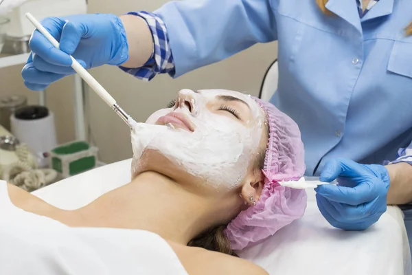 Máscara cosmética de processo de massagem e tratamentos faciais — Fotografia de Stock