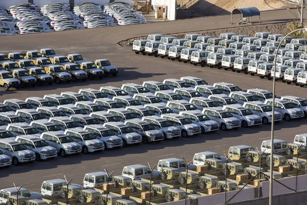 Parkeren van nieuwe auto's in de open lucht — Stockfoto