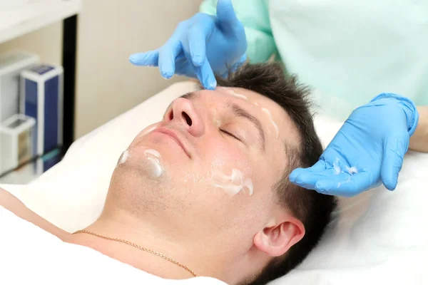 Uomo nella procedura cosmetica maschera — Foto Stock