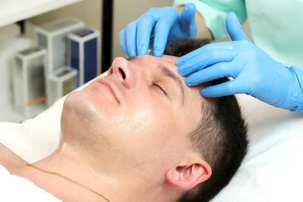 Uomo nella procedura cosmetica maschera — Foto Stock