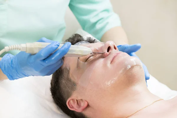 Man in the mask cosmetic procedure — Stock Photo, Image