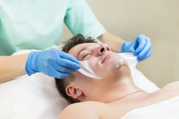 Uomo nella procedura cosmetica maschera — Foto Stock