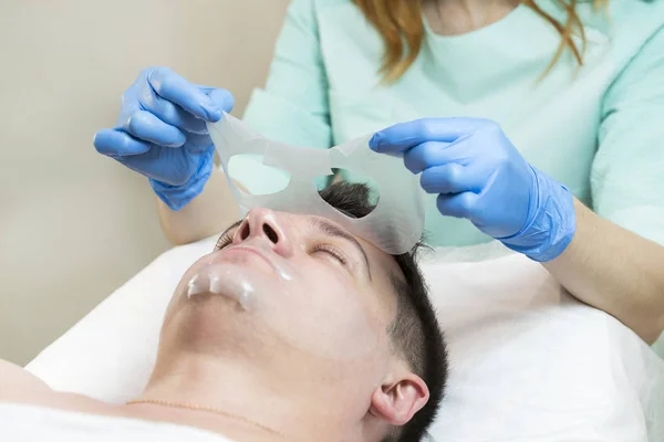 Mann in der Maske kosmetischer Eingriff — Stockfoto