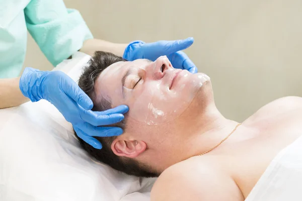 Mann in der Maske kosmetischer Eingriff — Stockfoto