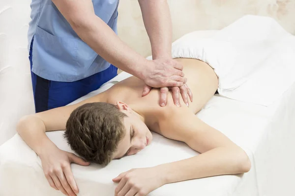 Jovem bem-estar tratamentos esportes massagem — Fotografia de Stock