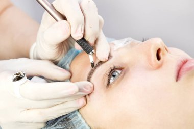 Microblading kaşlar iş akışı 