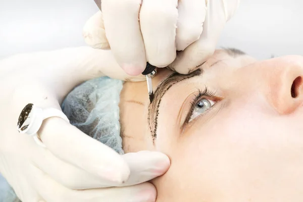 Microblading ögonbryn arbetsflöde — Stockfoto