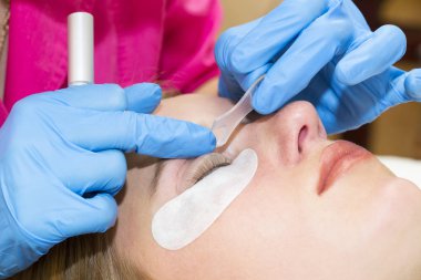 Kadın kirpik uzantıları için yordam,