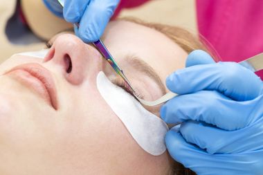 Kadın kirpik uzantıları için yordam,