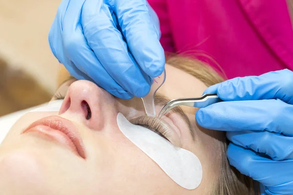 Frau über das Verfahren für Wimpernverlängerungen, — Stockfoto