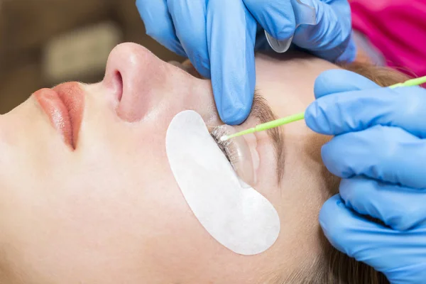 Frau über das Verfahren für Wimpernverlängerungen, — Stockfoto