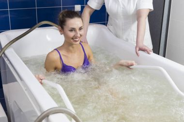 Hidro masaj sırasında genç kadın