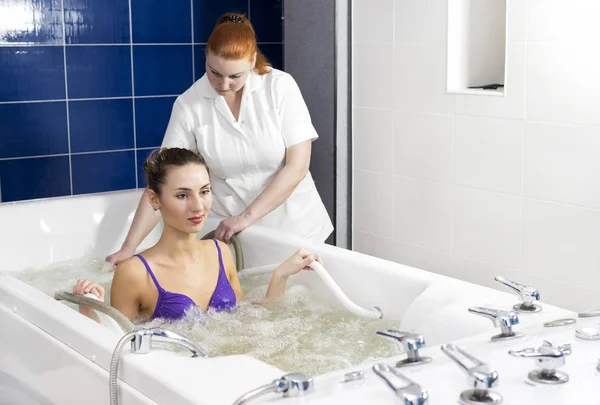 Jonge vrouw tijdens hydromassage — Stockfoto