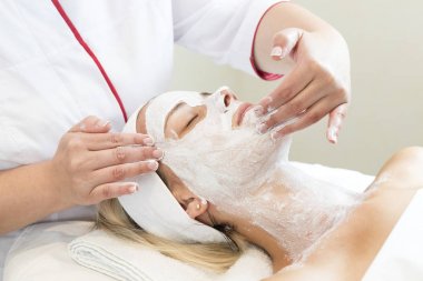 İşlem kozmetik maskesi masaj ve Cilt Bakımı