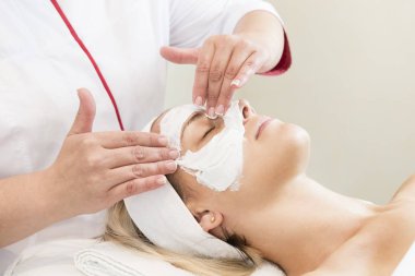 İşlem kozmetik maskesi masaj ve Cilt Bakımı