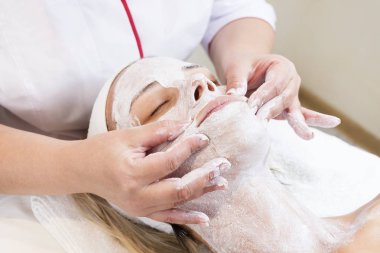 İşlem kozmetik maskesi masaj ve Cilt Bakımı